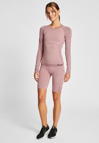 Hummel SEAMLESS TIGHT  - Sport T-Shirt - woodrose rose/taupe/melange