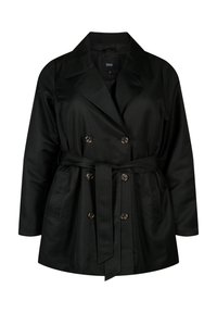 Svart trenchcoat med bälte i slät tyg, med dubbelknäppt design, stor krage och knappdetaljer.