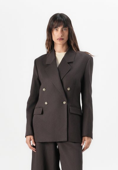 Doppelreihiger brauner Blazer mit glänzenden silbernen Knöpfen, ausgestattet mit zwei Fronttaschen und einem strukturierten, maßgeschneiderten Design. Glatte Stofftextur.