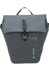 Zaino grigio in materiale riciclato con chiusura a pattina, fibbia regolabile e dettagli con logo. Presenta un design strutturato e una finitura testurizzata.