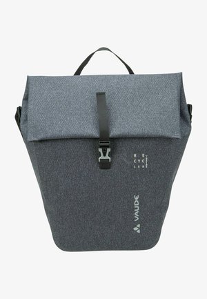 Zaino grigio in materiale riciclato con chiusura a pattina, fibbia regolabile e dettagli con logo. Presenta un design strutturato e una finitura testurizzata.