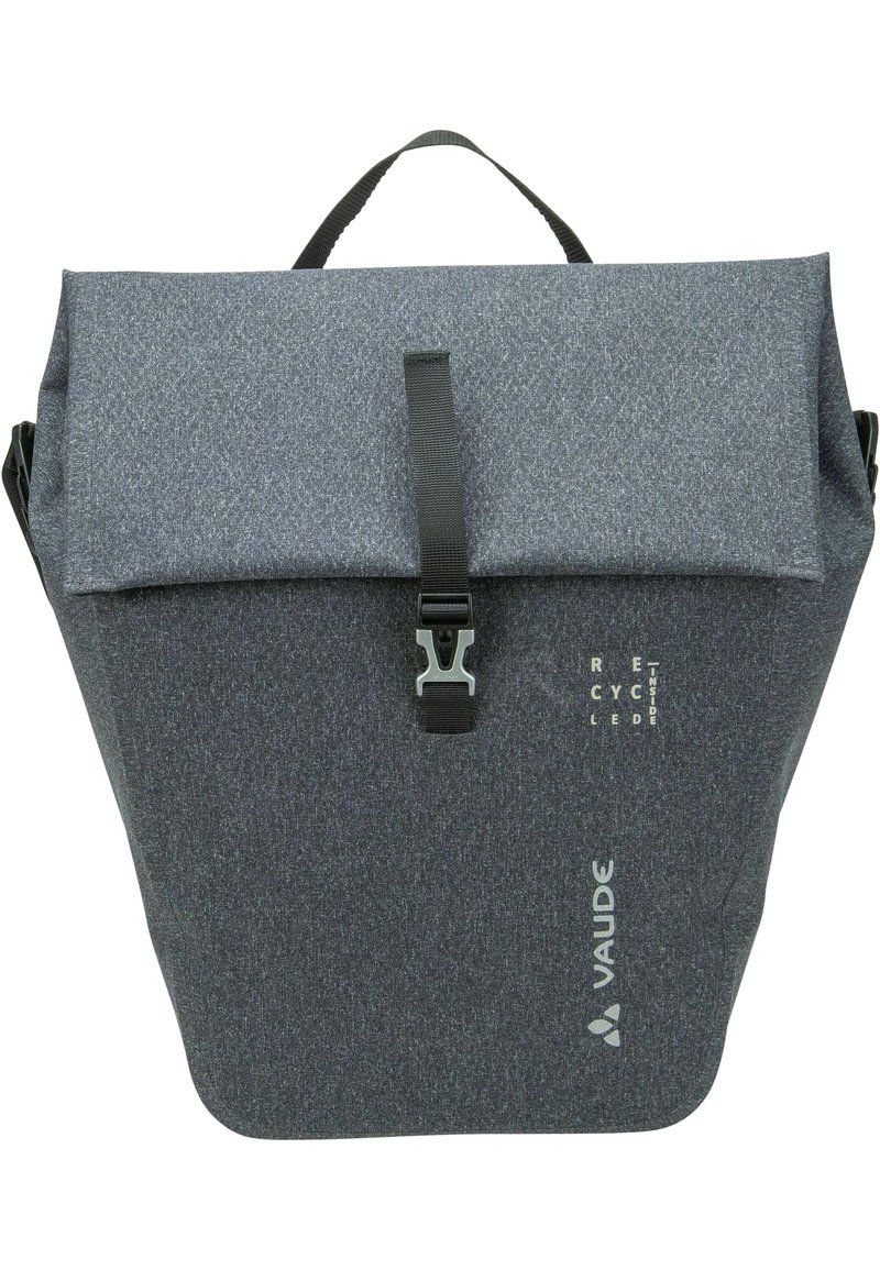 Zaino grigio in materiale riciclato con chiusura a pattina, fibbia regolabile e dettagli con logo. Presenta un design strutturato e una finitura testurizzata.