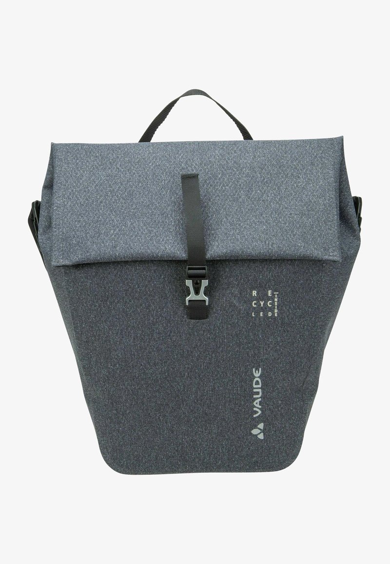 Zaino grigio in materiale riciclato con chiusura a pattina, fibbia regolabile e dettagli con logo. Presenta un design strutturato e una finitura testurizzata.