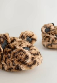 Pantofle s leopardím vzorem z měkkého texturovaného umělého kožešiny, s kulatýma ušima a černými detaily na přední straně. Pohodlný, nadýchaný design.