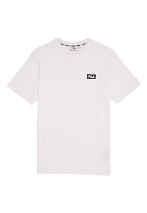 Camiseta blanca de manga corta con cuello redondo, con pequeño logo rectangular negro de FILA en el pecho izquierdo y marca FILA dentro del cuello.