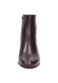 Bottine en cuir bordeaux à finition lisse, bout arrondi, et fermeture éclair latérale. Semelle en caoutchouc durable pour une meilleure adhérence.