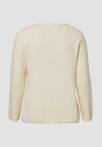 Roomkleurige gebreide trui met lange mouwen en een brede halslijn, gezien van achteren tegen een effen achtergrond.