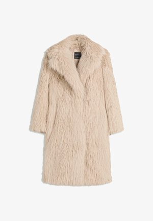 Beżowy płaszcz z faux fur o puszystej strukturze, z szerokim kołnierzem, krótkimi rękawami, prezentujący średniej długości fason i luźny krój.