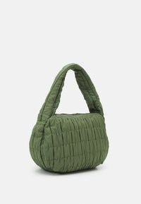 Quiltad grön axelväska med rund form, mjuk textur och böjd handtag. Har ett sytt mönster på ytan för extra detalj.