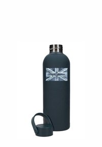 Botella de agua metálica azul oscuro con tapa negra desmontable, que presenta un parche de la bandera del Reino Unido y el logo de la marca "Pepe Jeans" en el frente.
