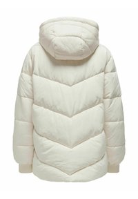 Doudoune créme avec capuche, présentant un design en chevrons matelassé et des poignets côtelés. Tissu doux et texturé avec un aspect épuré et minimaliste.