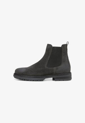 Männliche dunkelgraue Wildleder Chelsea-Boots mit schwarzer elastischer Seitenpartie und robuster Sohle, von der Außenseite auf weißem Hintergrund gezeigt.