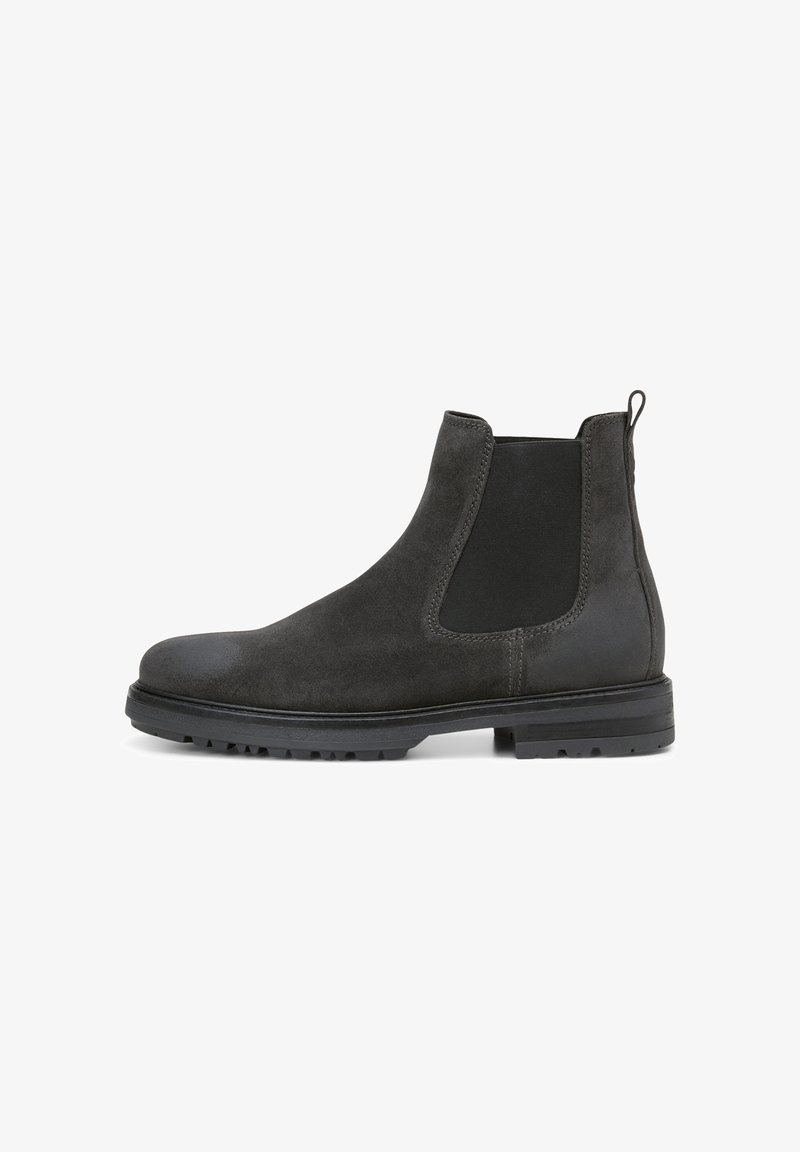 Stivaletti Chelsea da uomo in suede grigio scuro con pannello elastico nero ai lati e suola robusta, mostrati dal lato esterno su sfondo bianco.