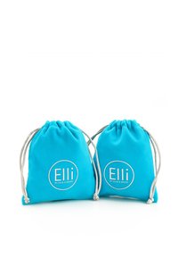 Sacchetti di stoffa turchesi con chiusure a cordoncino, dotati di un logo circolare bianco che recita "Elli by Julie & Grace."