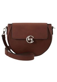 Brązowa skórzana torba na ramię o zaokrąglonym kształcie, z srebrnymi elementami i klapą zamykającą. Posiada odpinany, regulowany pasek.