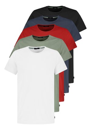 Vijf effen T-shirts met ronde hals en korte mouwen, in witte, lichtgroene, rode, donkerblauwe en zwarte kleuren, op elkaar gestapeld.