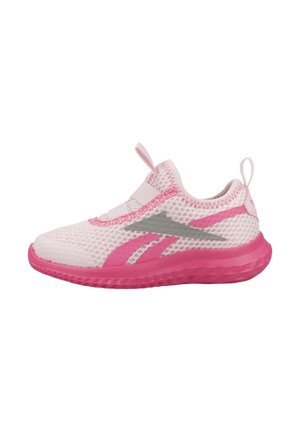 Zapatilla deportiva rosa con parte superior de malla, acento gris y suela de goma. Presenta un diseño sin cordones y una pequeña pestaña en el talón.
