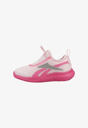 Zapatilla deportiva rosa con parte superior de malla, acento gris y suela de goma. Presenta un diseño sin cordones y una pequeña pestaña en el talón.