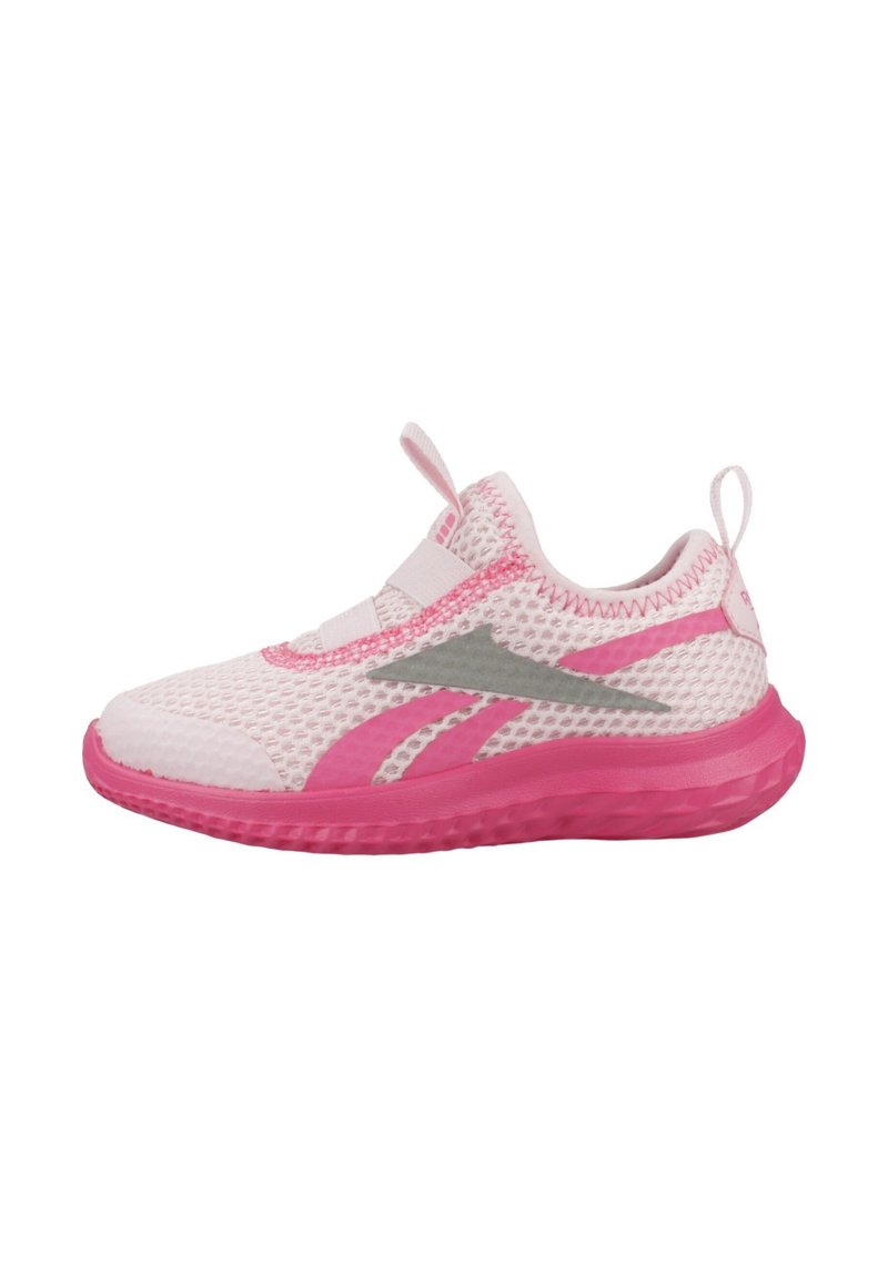 Zapatilla deportiva rosa con parte superior de malla, acento gris y suela de goma. Presenta un diseño sin cordones y una pequeña pestaña en el talón.