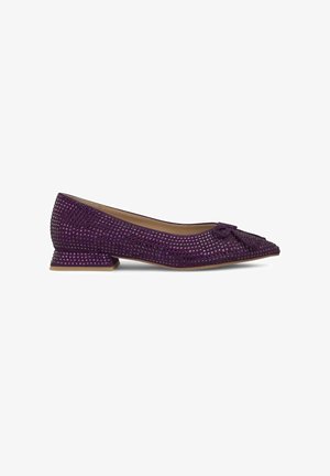Ballerines violettes avec une tige en mesh à motifs, un talon plat et un accent en noeud sur le bout. Design confortable avec une doublure intérieure douce.