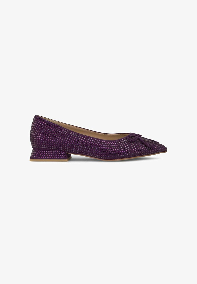 Paarse balletschoenen met een gemusterde mesh bovenkant, platte hak en een strikaccent op de teen. Comfortabel ontwerp met een zachte binnenvoering.