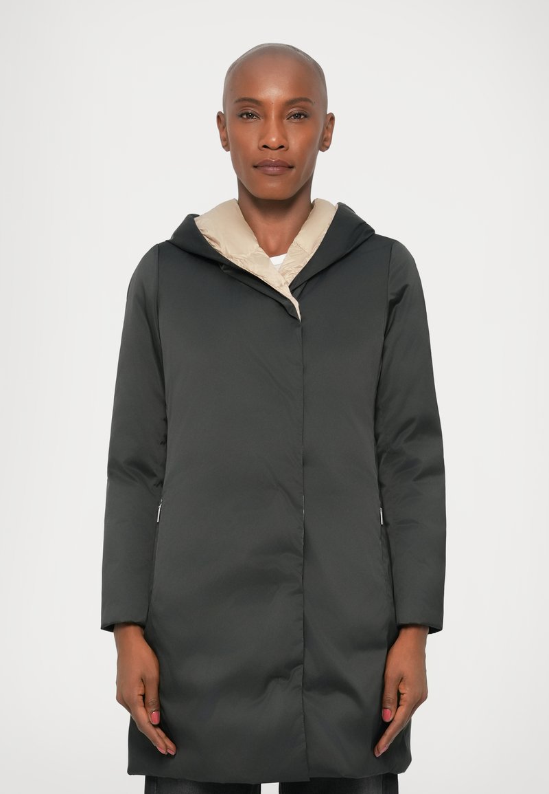 Cappotto isolato grigio scuro con cappuccio beige. Presenta una vestibilità dritta, maniche lunghe e chiusura con zip, adatto per il freddo.