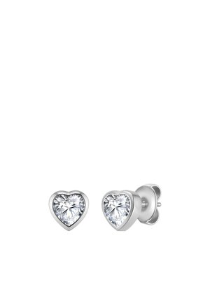 Par de pendientes de plata con forma de corazón con piedras preciosas transparentes y facetadas montadas en monturas de metal y cierre de mariposa.