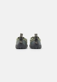 Lacoste SERVE SLIPPER 224 - Tøfler - light green/dark grey