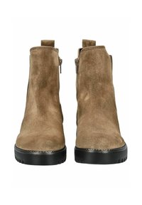 Botas de tobillo de ante marrón con un diseño elegante, que cuentan con suelas de goma negra y cierres de cremallera lateral para una fácil puesta. Superficie texturizada y detalles mínimos.