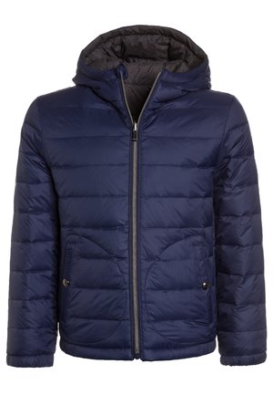 Veste matelassée bleu marine avec capuche, fermeture éclair devant et poches à boutons-pression, conçue pour temps froid.