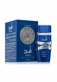 Blå doftflaska med ett silverband, prydd med ett lejonmönster och utsmyckningar; levereras med en matchande blå låda. Volym 100 ml.
