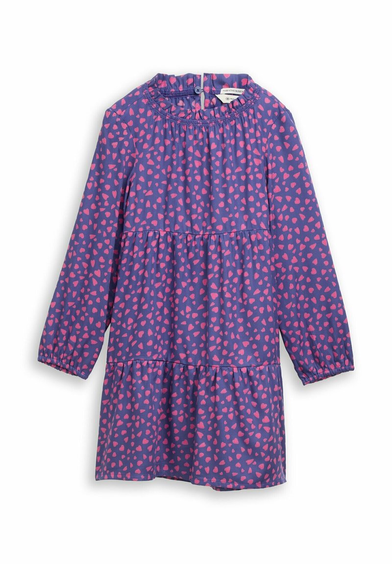 Ein langärmliges Kinderkleid aus lila Stoff mit einem Herzmuster in verschiedenen Rosatönen, das einen gerafften Ausschnitt und ein gestuftes Design aufweist.
