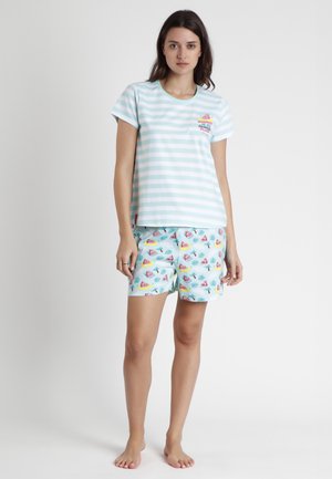 Top azul claro a rayas de manga corta con bolsillo y pantalones cortos de estampado colorido de postres. Material de algodón suave, corte holgado, diseño casual.