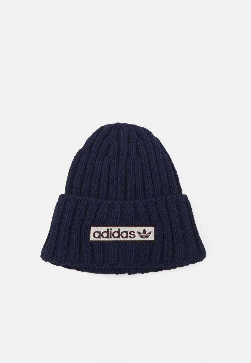 Granatowa dzianinowa czapka z wywijanym brzegiem, o prążkowanej fakturze, z beżową naszywką logo Adidas z przodu.