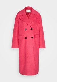 Cappotto in lana rosa con design doppiopetto, ampi rever, due tasche laterali e bottoni neri. Tessuto liscio e vestibilità a metà lunghezza.