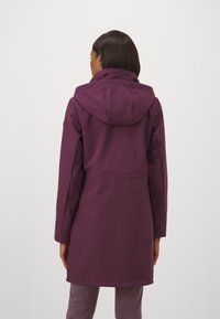 Paarse gewatteerde jas met een middenlange uitstraling, voorzien van een taille die wordt aangesnoerd, een gladde textuur en zijzakken. Naaddetails op de mouwen.