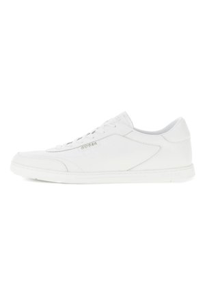 Baskets basses en cuir blanc avec détails de couture, lacets et marquage discret Guess sur le côté et la semelle, vues de profil.