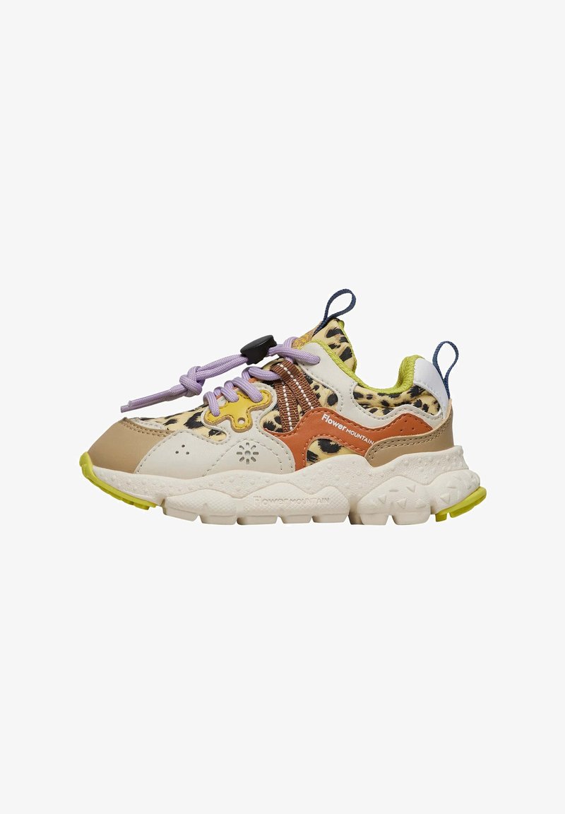 Baskets multicolores avec un mélange de textures : cuir blanc, beige et orange avec imprimé léopard. Lacées avec des accents violets et jaunes.