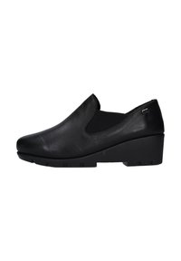 Scarpa slip-on in pelle nera con tacco basso a zeppa e pannelli elastici laterali per una facile vestibilità, progettata per comfort e supporto.