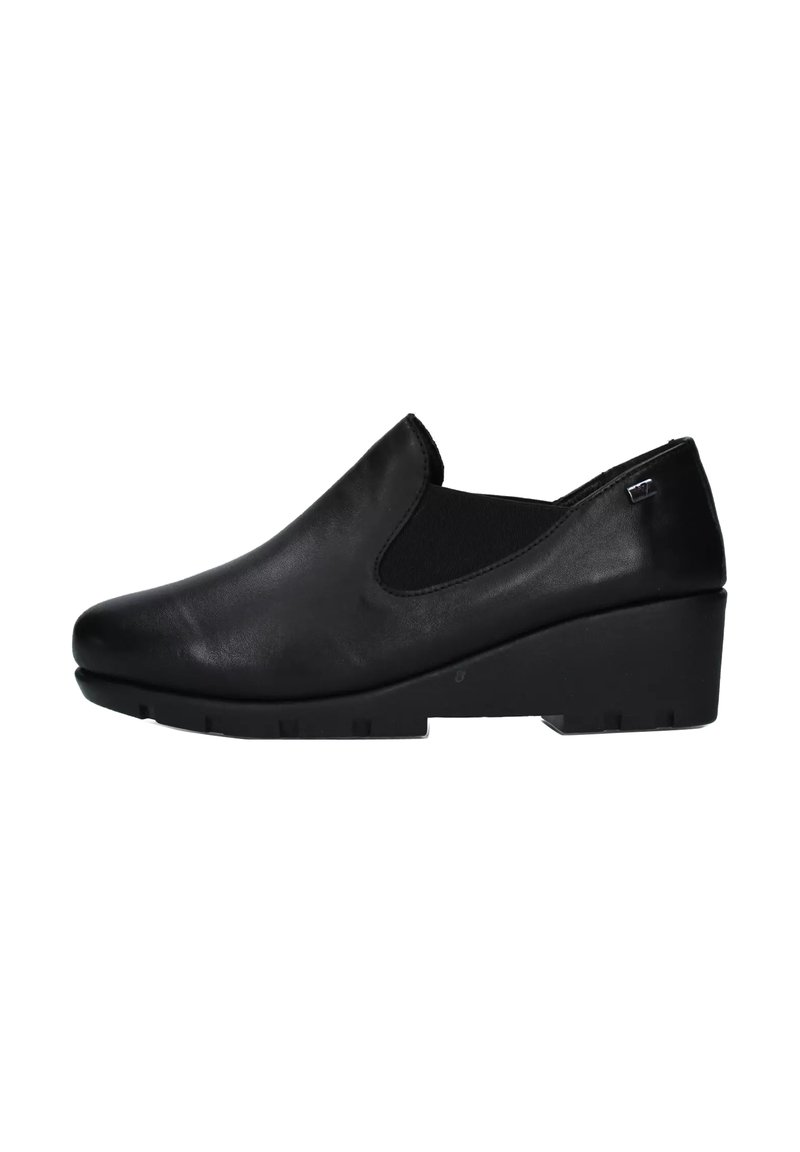 Scarpa slip-on in pelle nera con tacco basso a zeppa e pannelli elastici laterali per una facile vestibilità, progettata per comfort e supporto.