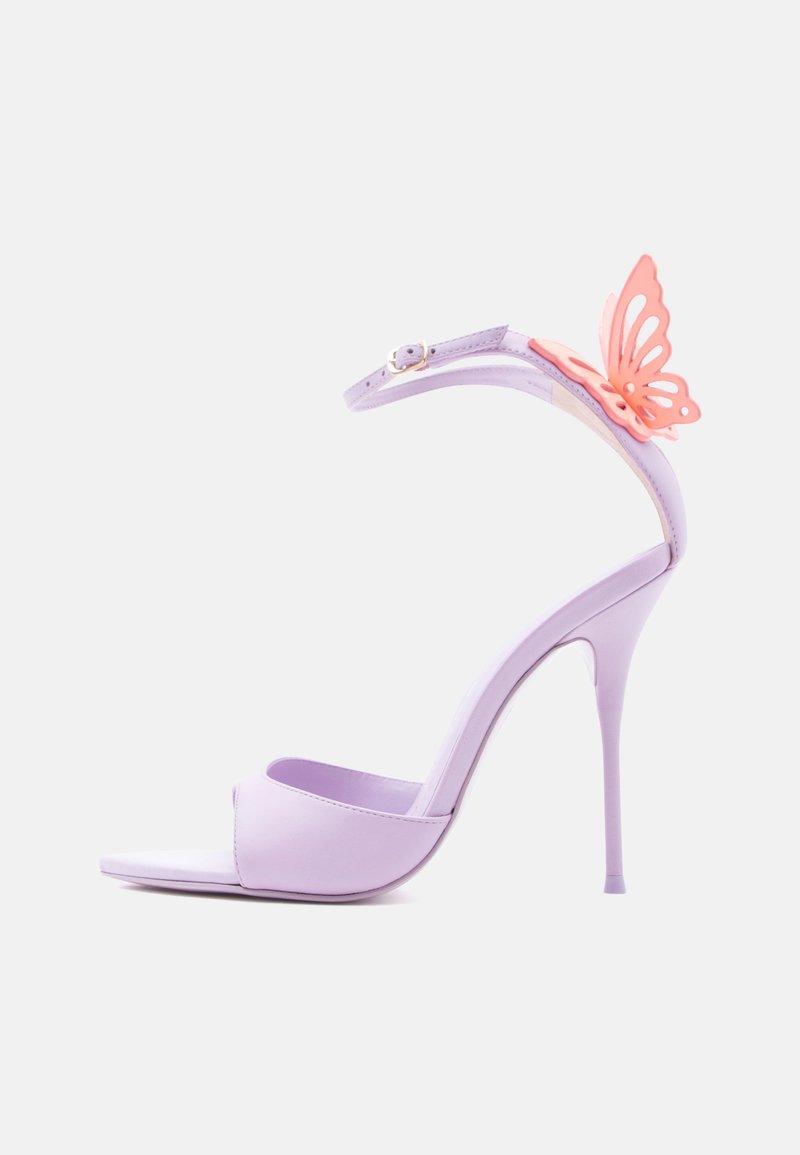Λιλά σανδάλι με ψηλό τακούνι και λουράκι στον αστράγαλο, με ροζ λεπτομέρεια πεταλούδας στο τακούνι, διαθέτει τακούνι στιλέτο και ανοιχτή μύτη.