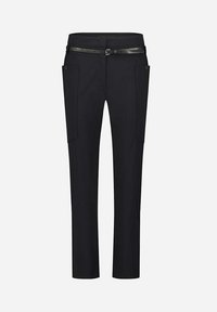 Schwarze Hose mit glatter Textur, ausgestattet mit Seitentaschen und schmalem Schnitt. Inklusive einem schwarzen Gürtel mit einem schlichten Schnallendetail.