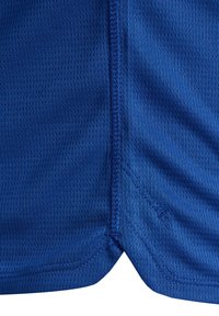 Blauwe gemeshte stof met een gestructureerd patroon, versterkte naden en een gebogen zoomontwerp, geschikt voor sportkleding.