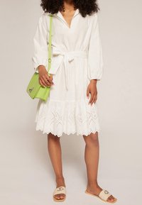 Motivi Vapaa-ajan mekko - white