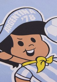 Personnage de dessin animé avec des cheveux noirs et une écharpe jaune, portant un maillot rayé bleu clair et une casquette avec le texte "ARGENTINA '78," tenant un ballon de football.