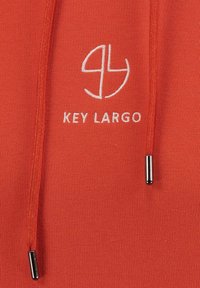 Czerwona bluza z kapturem, wykonana z teksturowanej tkaniny, z sznurkiem ze metalowymi końcówkami oraz białym haftowanym logo z napisem "KEY LARGO."