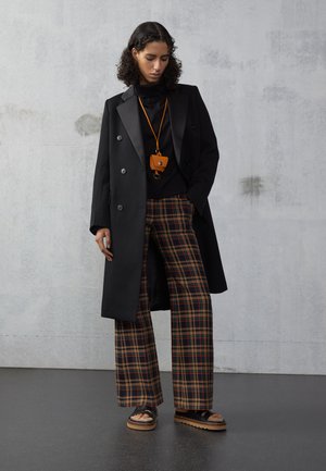 HIGH NECK - Strikkegenser - black