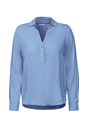 Lichtblauwe blouse met lange mouwen en kraag, met een placket met drie knopen en een subtiele textuur. Heeft een ronde onderkant en zijsplits voor gemakkelijk dragen.