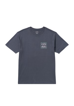 T-shirt in cotone blu navy con maniche corte, caratterizzata da un piccolo logo grafico in design quadrato sulla parte sinistra del petto.