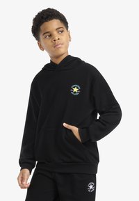 Μαύρο φούτερ με κουκούλα από μαλακό ύφασμα, με μπροστινή τσέπη και πολύχρωμο κεντητό λογότυπο με αστέρι και κείμενο στο στήθος.